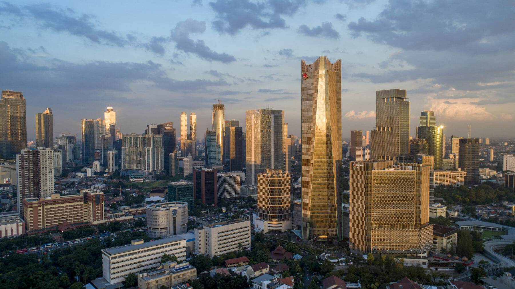 Situated on one of Jakarta’s main downtown thoroughfares, the complex integrated an already existing building and with two new constructions to create an interconnected campus.